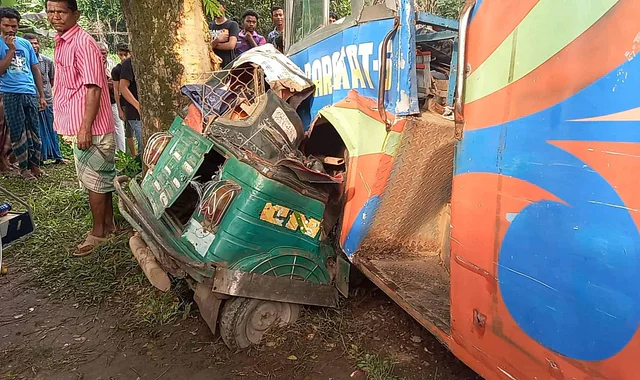 গোবিন্দপুরে বাস চাপায় মাদরাসা ছাত্রী ও অটোরিক্সা চালক নিহত