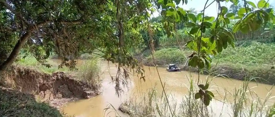 ফুলগাজীতে ঝুঁকিপূর্ণ বাঁধের পাশেই তোলা হচ্ছে বালু