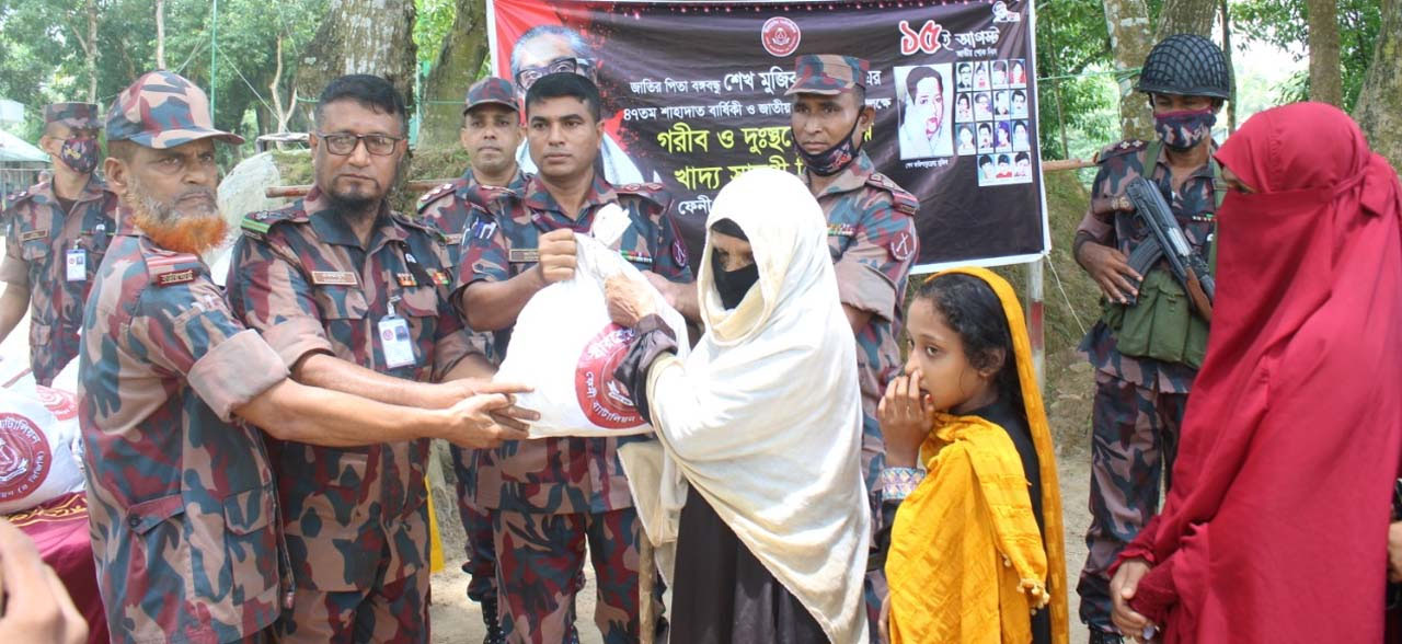 ফেনীতে বিজিবির উদ্যোগে খাদ্য বিতরণ