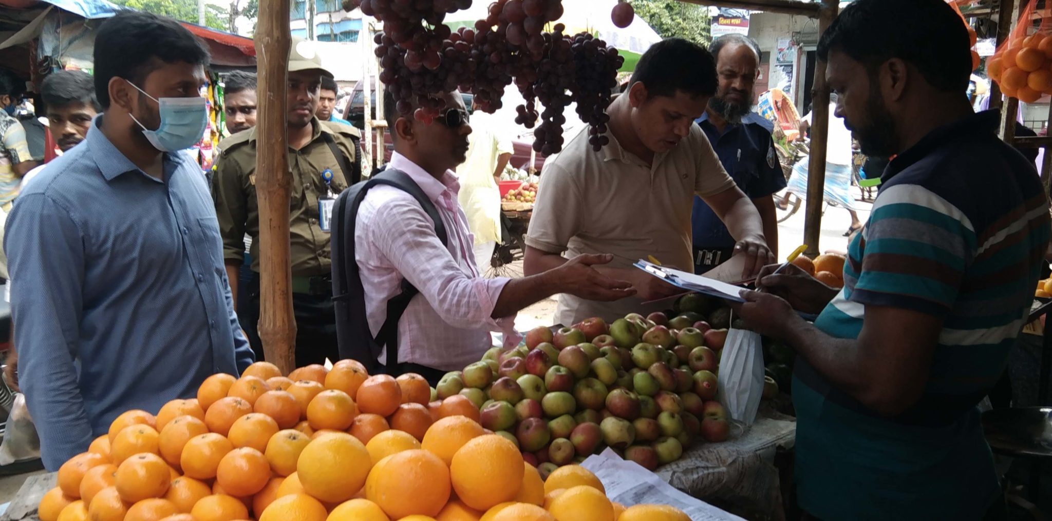 ছাগলনাইয়ায় অবৈধভাবে ফুটপাত দখল করায় জরিমানা