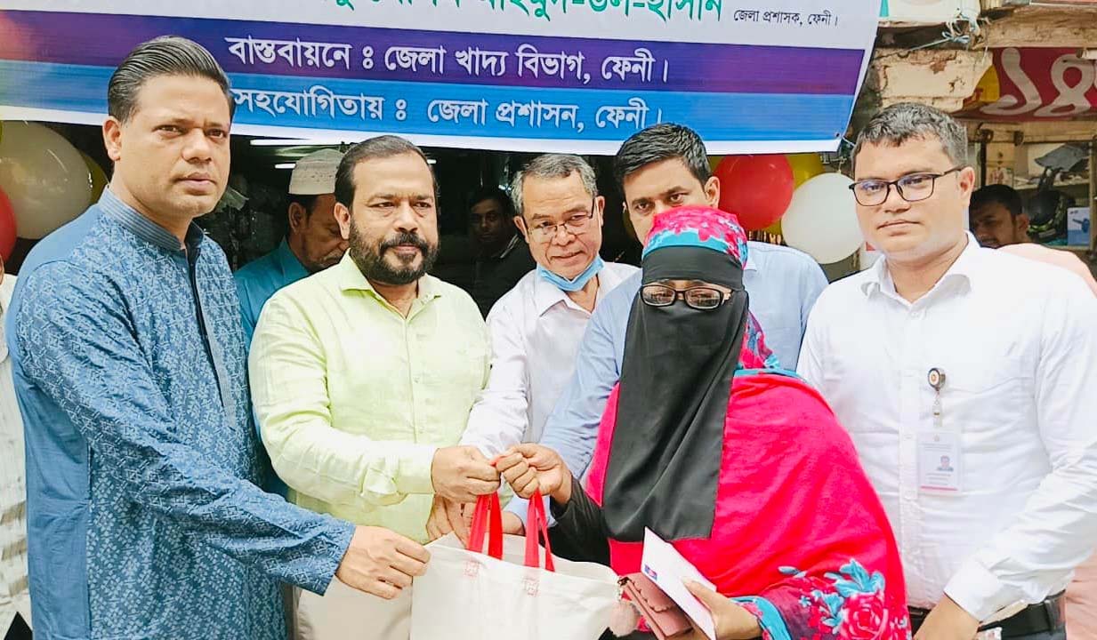 ফেনীতে ৩০ টাকায় ওএমএস ও টিসিবির চাল বিক্রি শুরু