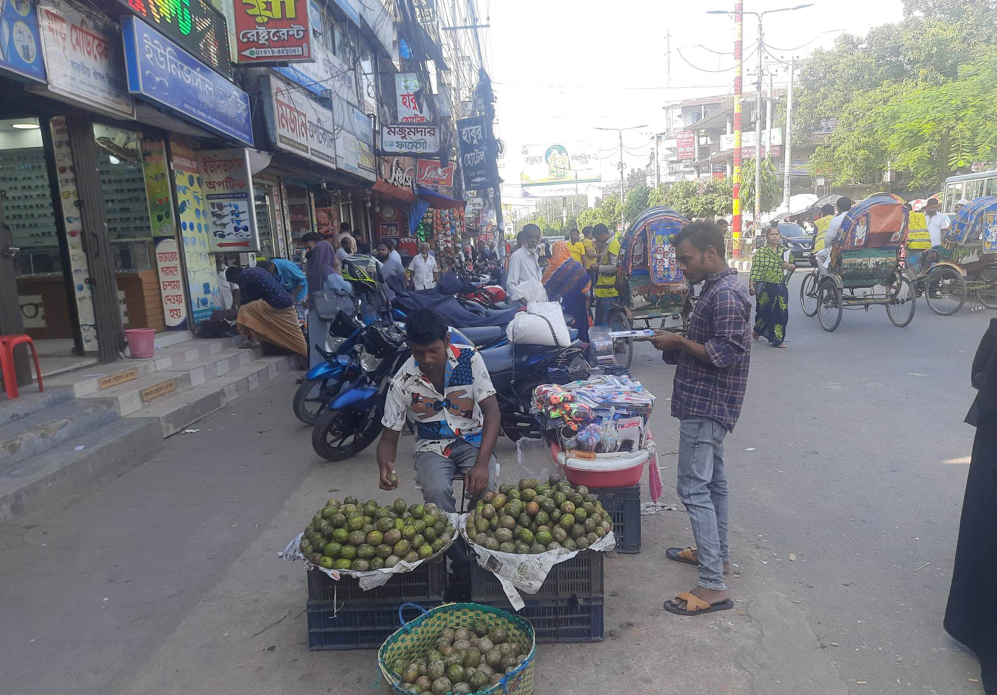 ফেনী শহরে ফুটপাতের চাঁদা তোলে ব্যবসায়ী সমিতি