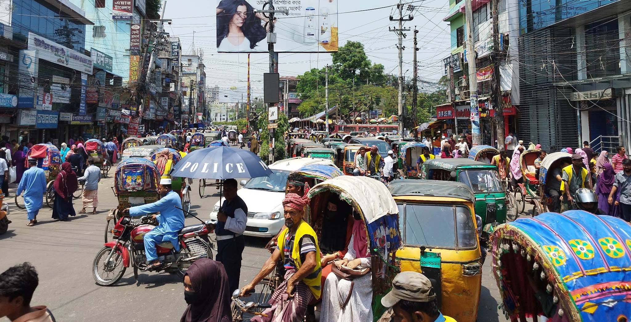 ফেনী শহরে গরম ও যানজটে চরম ভোগান্তি