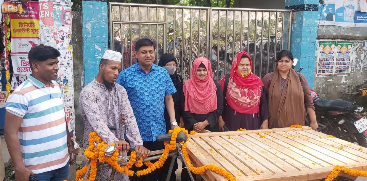 ধলিয়ার প্রতিবন্ধী নুর নবীকে ভ্যানগাড়ী উপহার