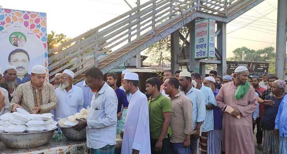 মোহাম্মদ আলীতে মহাসড়কে রোজাদারের  সেবায় জানে আলমের ইফতার বিতরণ