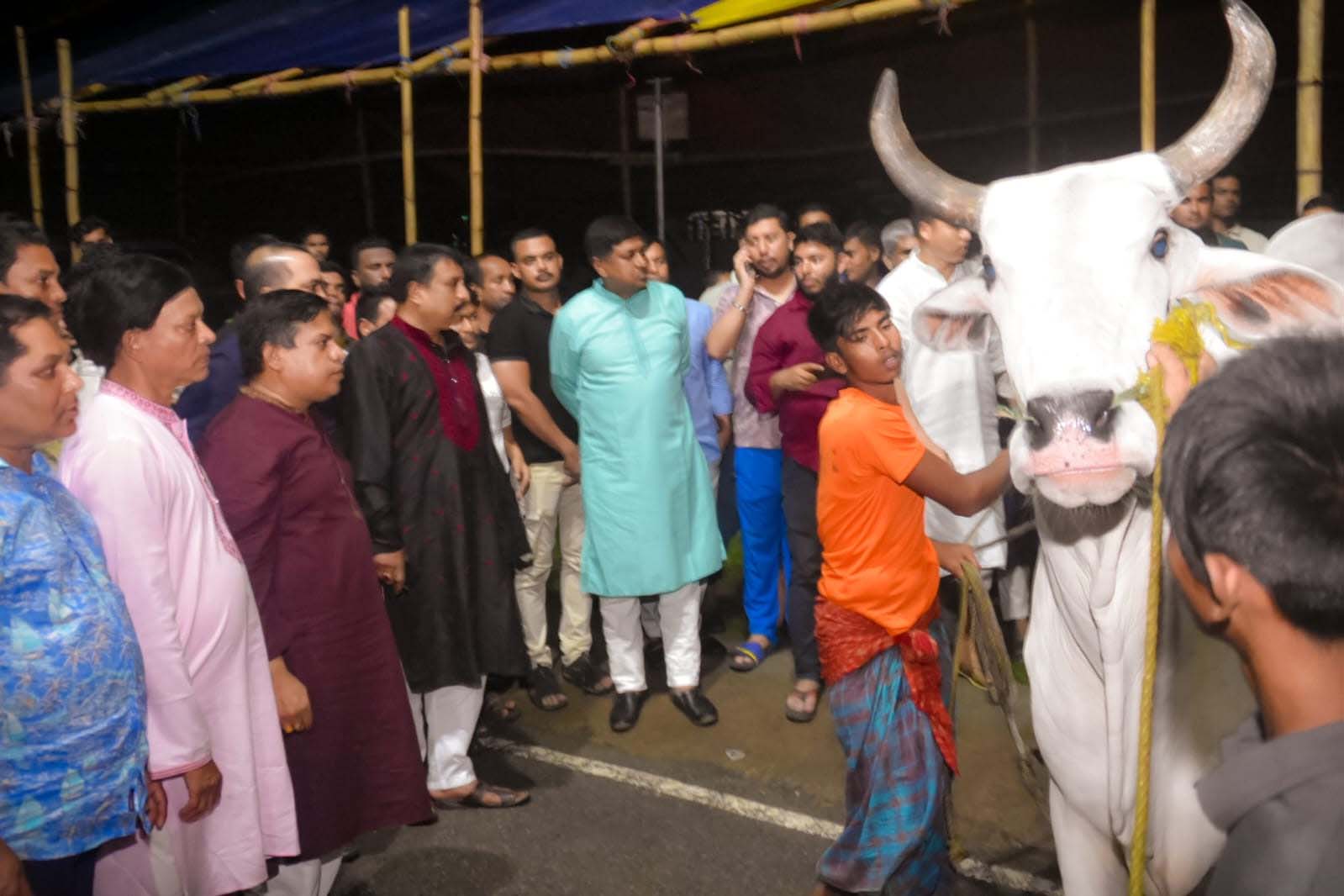 ধর্মপুর আশ্রয়নে ৫শ পরিবারের জন্য নিজাম হাজারীর কুরবানীর গরু উপহার