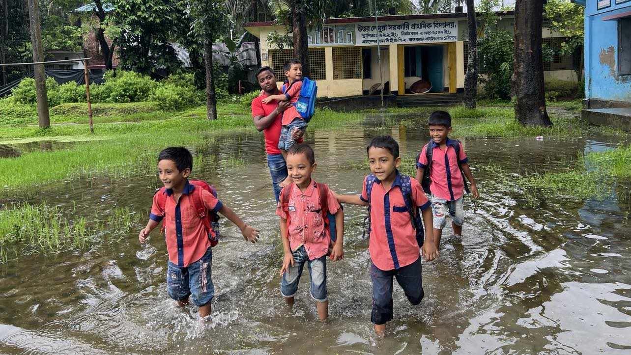 লেমুয়া সরকারি প্রাথমিক বিদ্যালয়: মাঠে হাঁটু পানি মাড়িয়ে ক্লাসে যেতে হয় শিক্ষক-শিক্ষার্থীদের