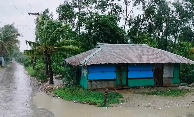 সোনাগাজীতে ঝোড়ো হাওয়া ও ভারী বৃষ্টি, বিদ্যুৎহীন পুরো উপজেলা