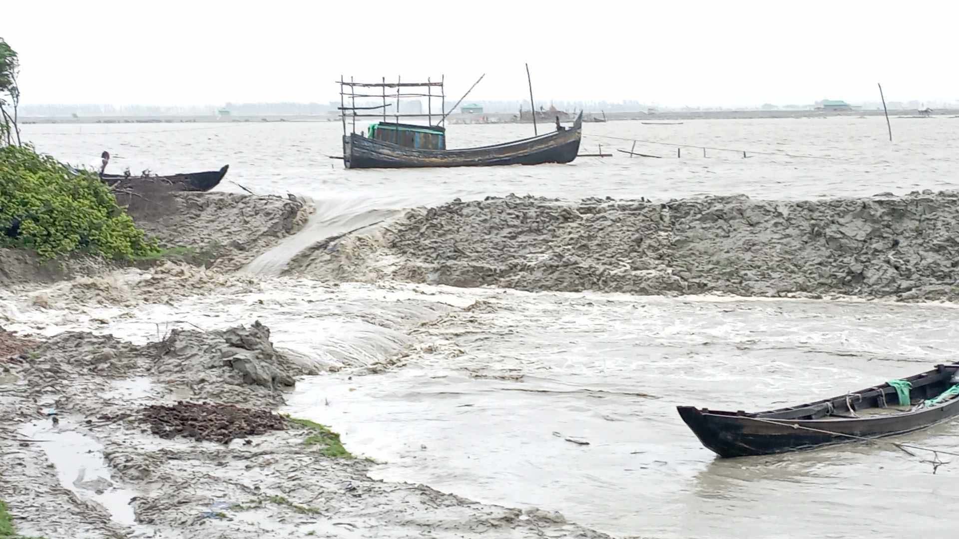 জোয়ারের পানিতে বেড়িবাঁধ ভেঙ্গে সোনাগাজীর উপকূল প্লাবিত, দূর্ভোগ