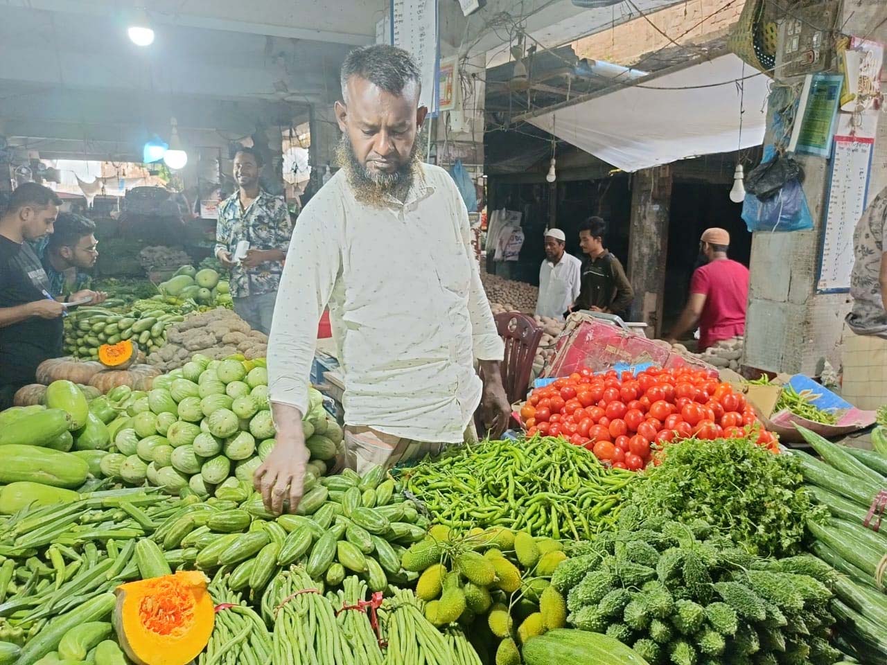 ফেনীতে চড়া দামে বিক্রি হচ্ছে সবজি