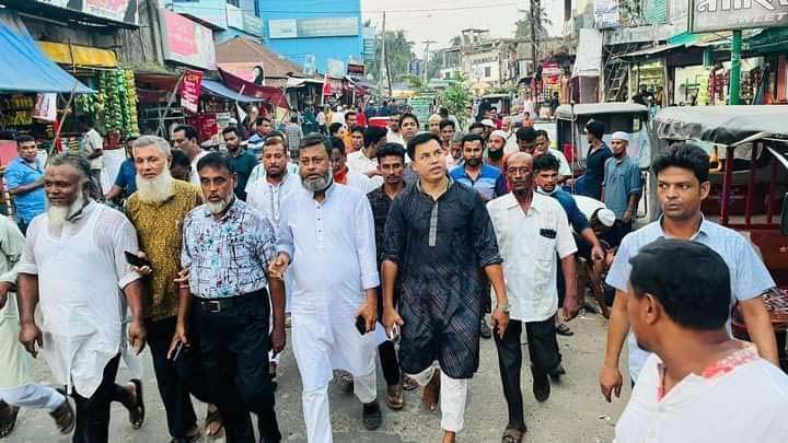 ফুলগাজীতে ফুটপাত মুক্ত করতে হারুন মজুমদারের নির্দেশনা