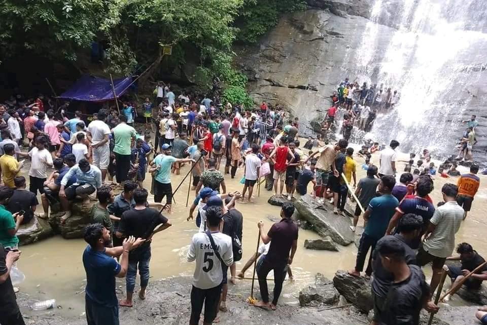 খৈয়াছড়া ঝরনায় পর্যটকের ঢল