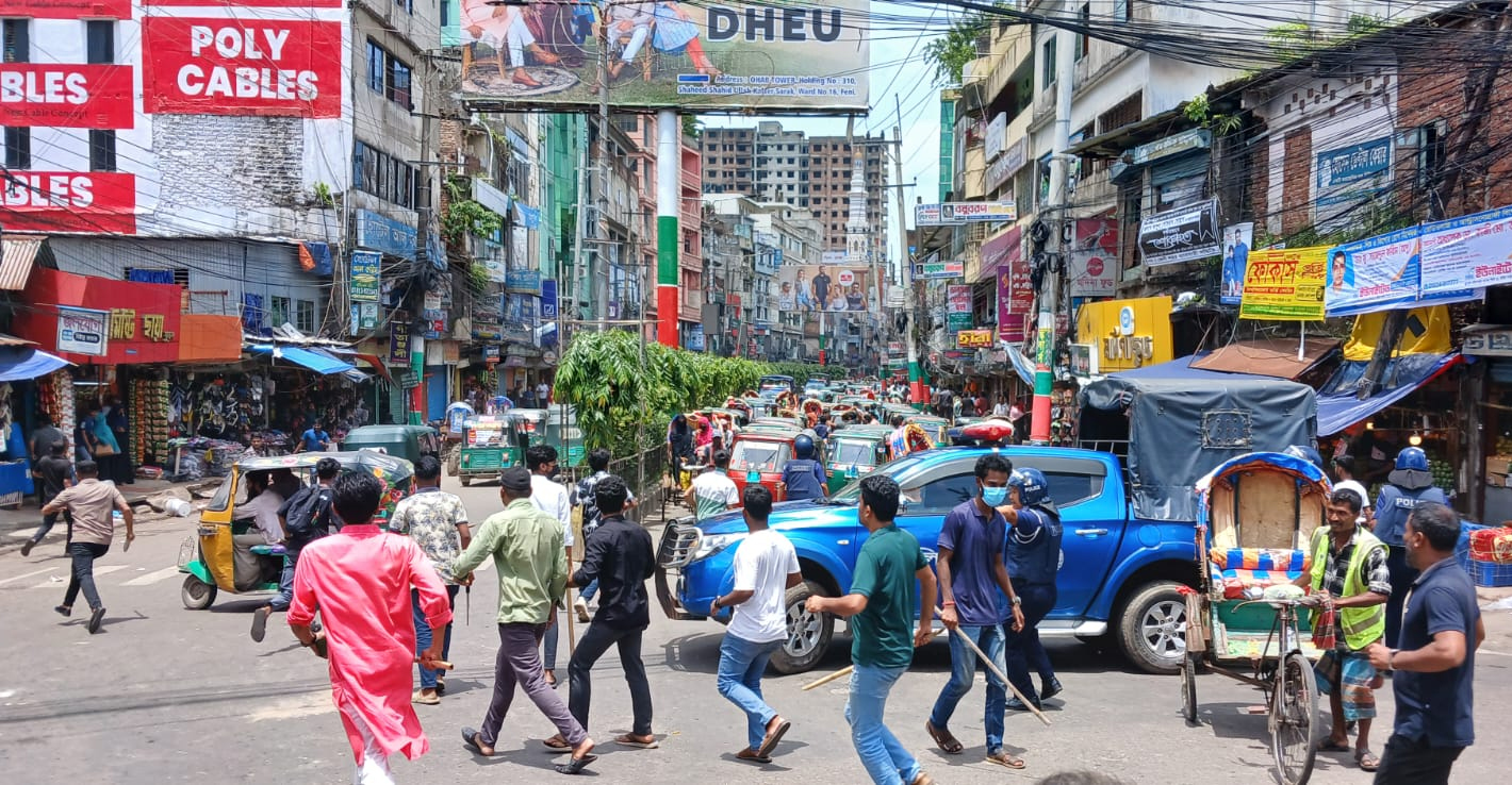 ফেনীতে ছাত্রলীগের পিটুনীতে ছত্রভঙ্গ কোটা আন্দোলনকারী শিক্ষার্থীরা