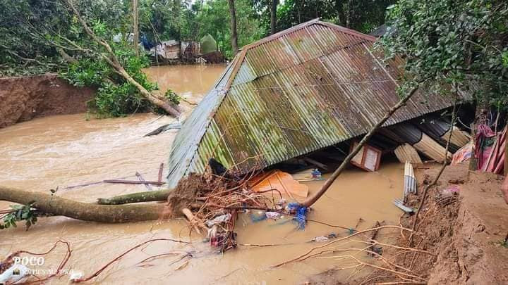 ঘর-ভিটে হারিয়ে দিশেহারা ফুলগাজীর করিম