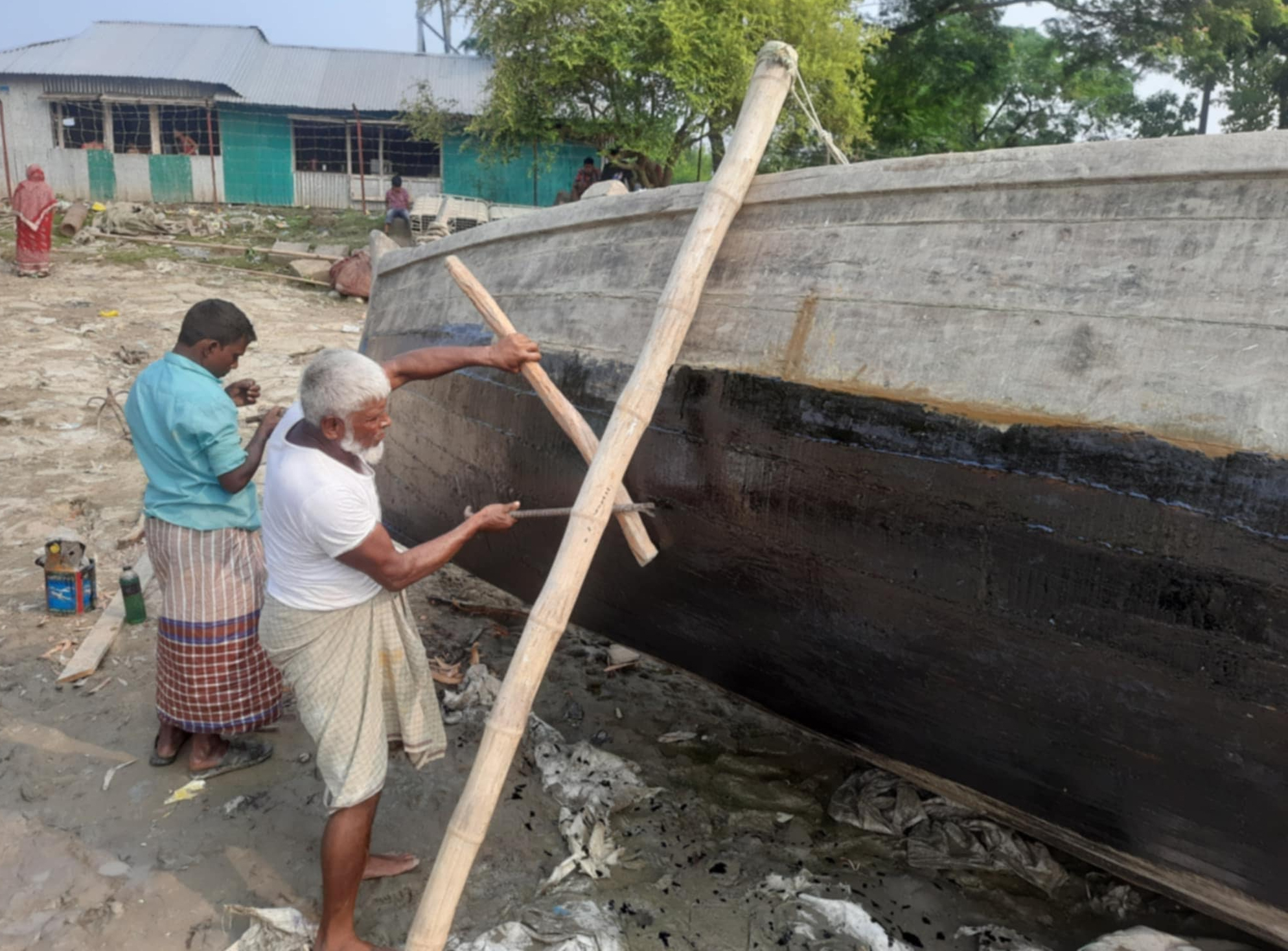 সোনাগাজীতে ৫০ বছর ধরে নৌকা তৈরি ও মেরামত করে জীবিকা চালান হালিম