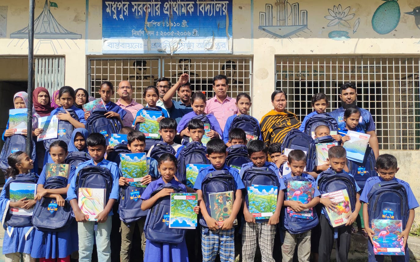 মধুপুর স্কুলে ‘উদ্যোগ’ এর আয়োজনে শিক্ষা উপকরণ বিতরন