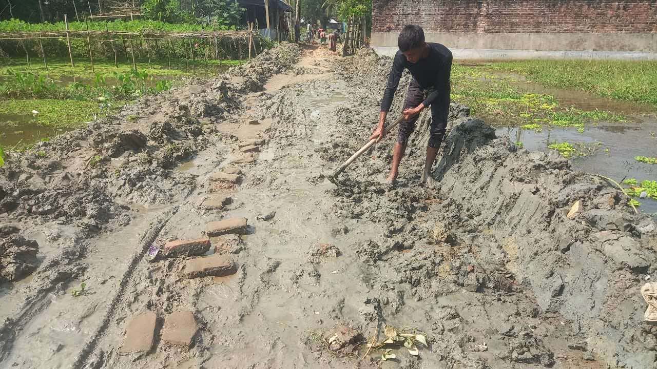 সোনাগাজীর তাকিয়া বাজারে সরকারি রাস্তা নির্মাণে বাধা, শ্রমিকদের মারধর