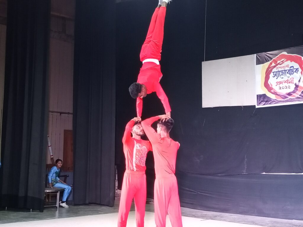 ফেনী শিল্পকলায় মনোমুগ্ধকর অ্যাক্রোবেটিক প্রদশর্নী