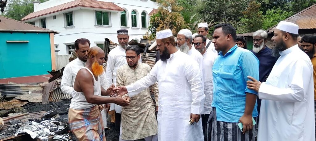 ঘোপালে অগ্নিকান্ডে ক্ষতিগ্রস্ত ৮ পরিবারকে জামায়াতের সহায়তা
