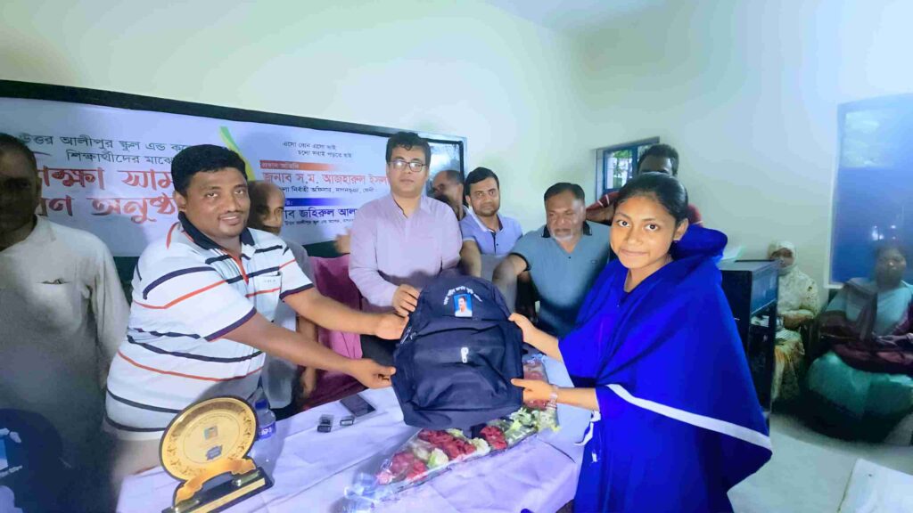 যুবদল নেতা নাছিরের স্কুলব্যাগ পেয়ে খুশি শিক্ষার্থীরা