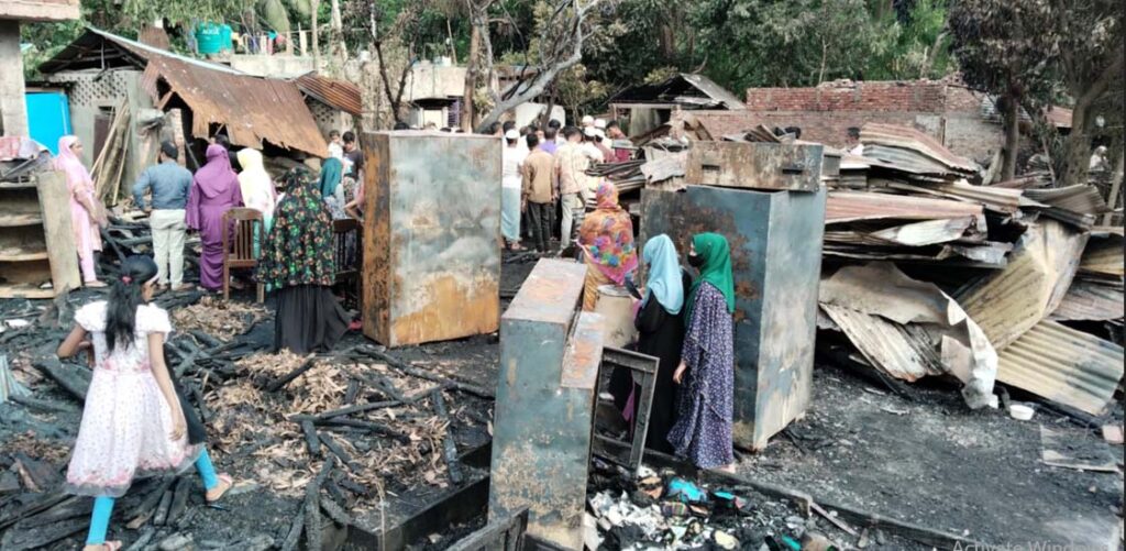 ছাগলনাইয়ায় ভয়াবহ অগ্নিকান্ডে ৮টি বসতঘর পুড়ে ছাঁই