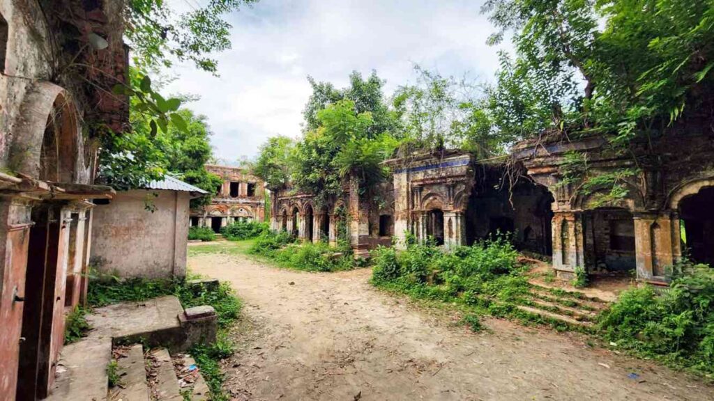 প্রতাপপুর জমিদার বাড়ি যেন ভুতের আস্তানা