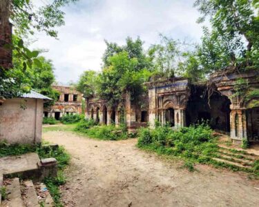 প্রতাপপুর জমিদার বাড়ি যেন ভুতের আস্তানা পর্যটক বান্ধব পরিবেশ তৈরির দাবী দর্শনার্থীদের