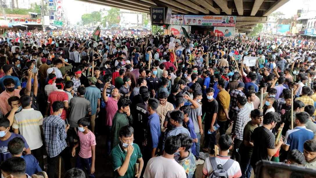 রক্তাক্ত জুলাই ঢাকা-চট্টগ্রামে মহাসড়কে শিক্ষার্থীদের অবস্থান