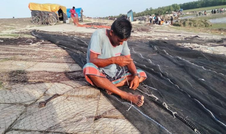 ভরা মৌসুমেও সাগরে মিলছেনা ইলিশ পেশা বদলাচ্ছে জেলেরা