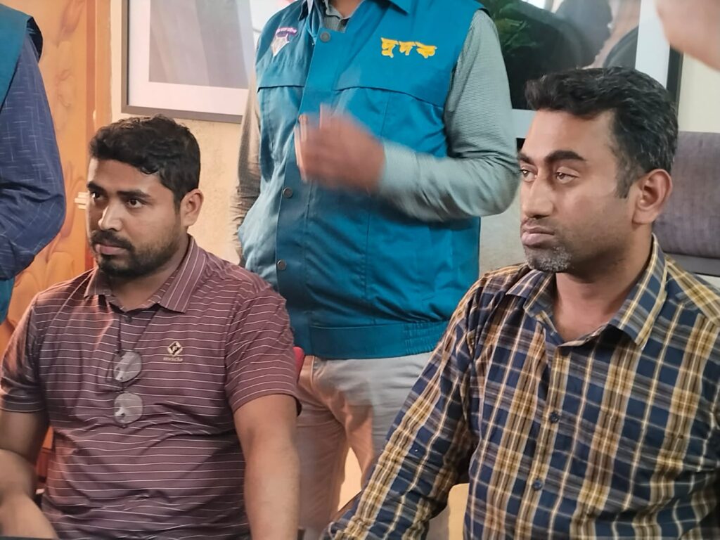 দুদকের অভিযান সোনাগাজীতে ঘুষের টাকাসহ