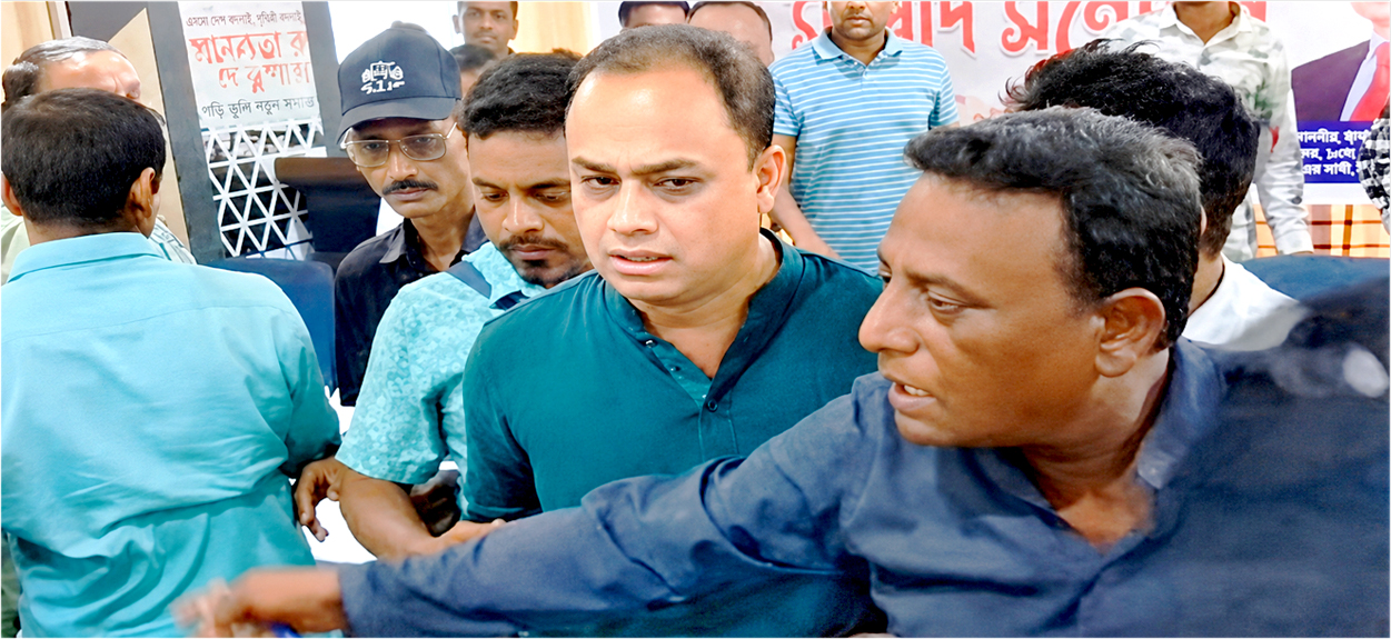 ফেনীর সময়ে সংবাদ প্রকাশ, সংবাদ সম্মেলন করতে এসে তোপের মুখে আলমগীর সিদ্দিকী
