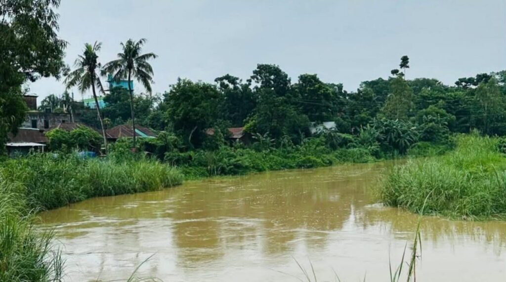 কমছে বৃষ্টি ও মুহুরী-কহুয়া-সিলোনীয়ার পানি স্বস্তির নি:শ্বাস বেড়িবাঁধ সংলগ্ন লাখো মানুষের
