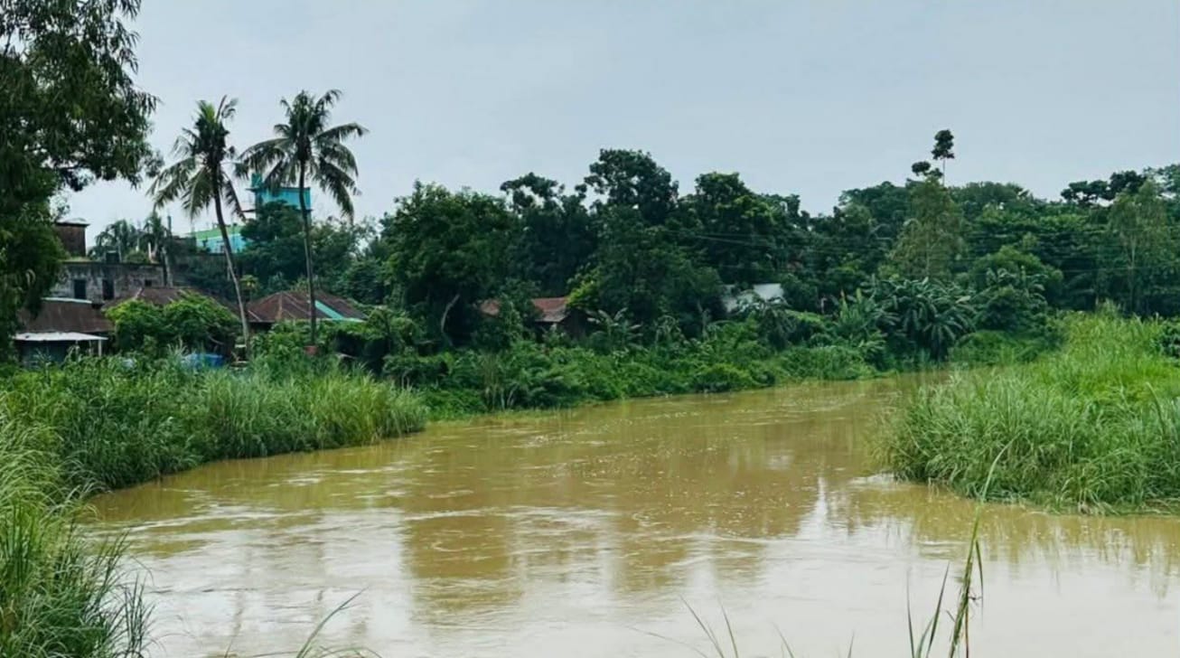 কমছে বৃষ্টি ও মুহুরী-কহুয়া-সিলোনীয়ার পানি স্বস্তির নি:শ্বাস বেড়িবাঁধ সংলগ্ন লাখো মানুষের