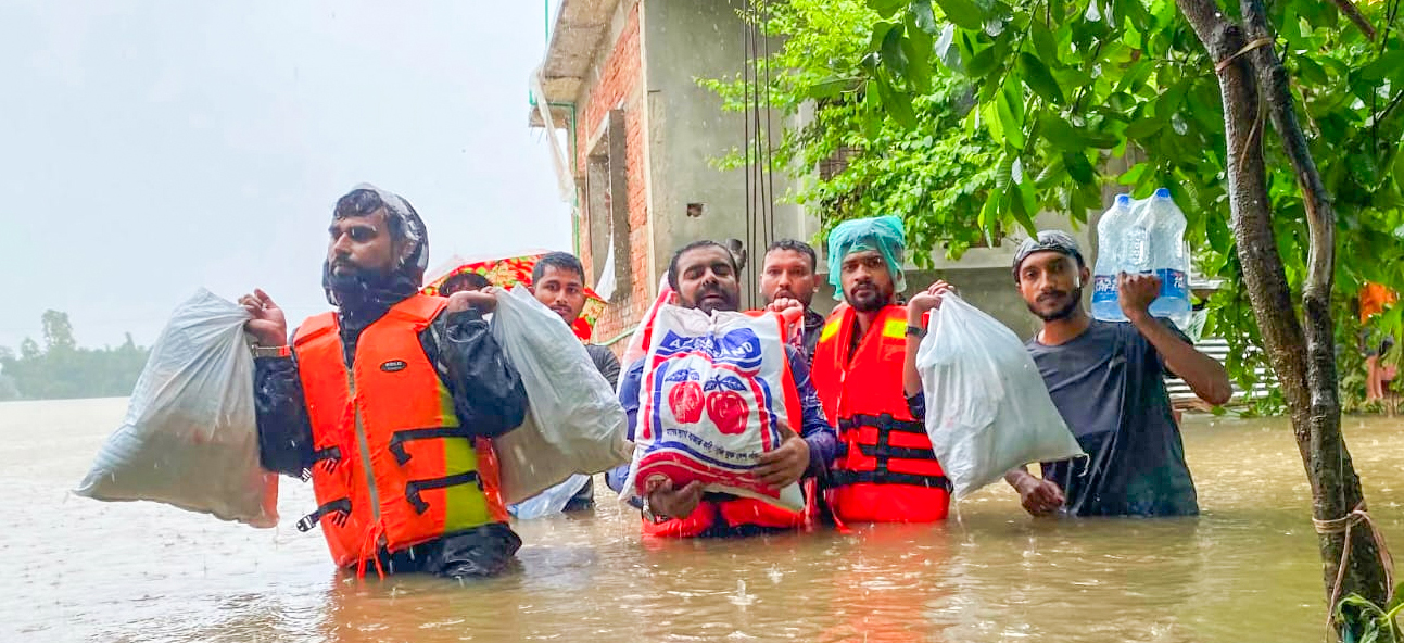 চট্টগ্রামে বন্যার্তদের পাশে দাড়িয়েছে ফেনীর স্বেচ্ছাসেবীরা