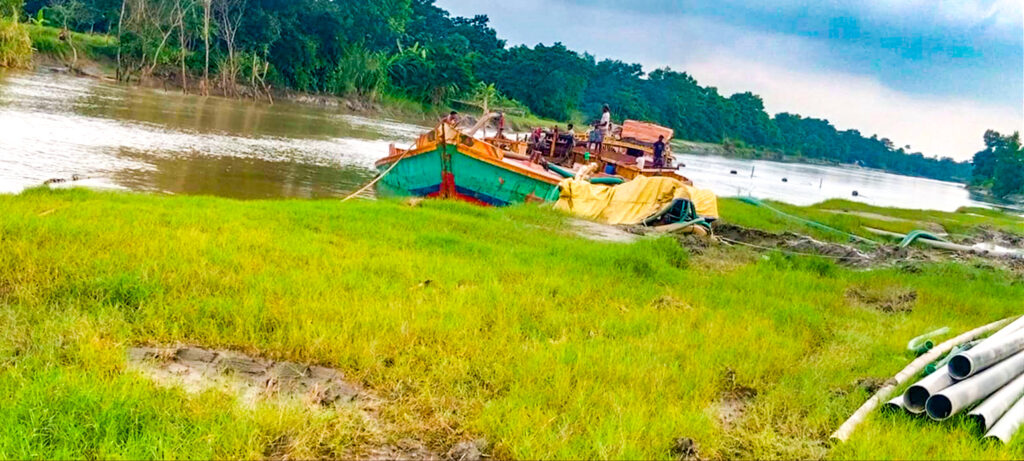 সোনাগাজীতে ছোট ফেনী নদী থেকে অবৈধভাবে বালু