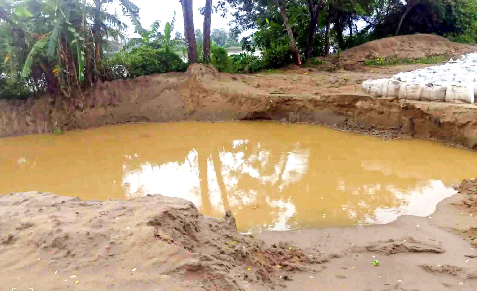 সোনাগাজীতে বেড়িবাঁধ রক্ষার বালু নিয়ে যাচ্ছে দুর্বৃত্তরা