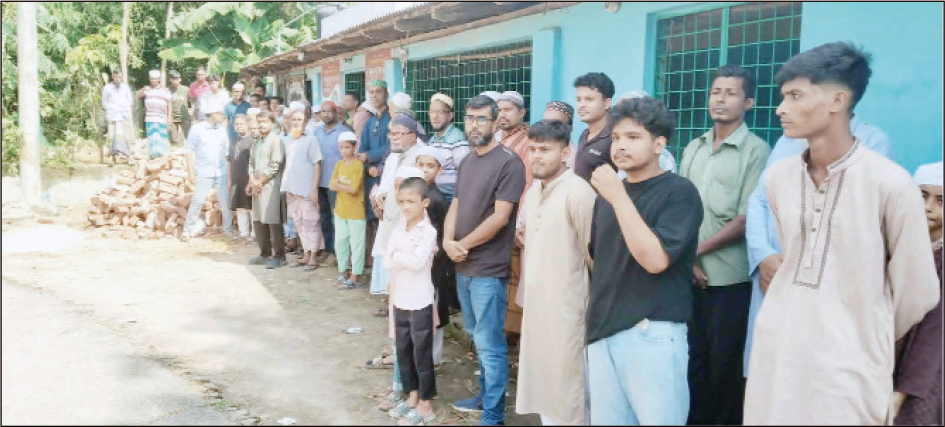 ছাগলনাইয়ায় যুবলীগ নেতা সুমনের বিচার দাবিতে এলাকাবাসীর মানববন্ধন