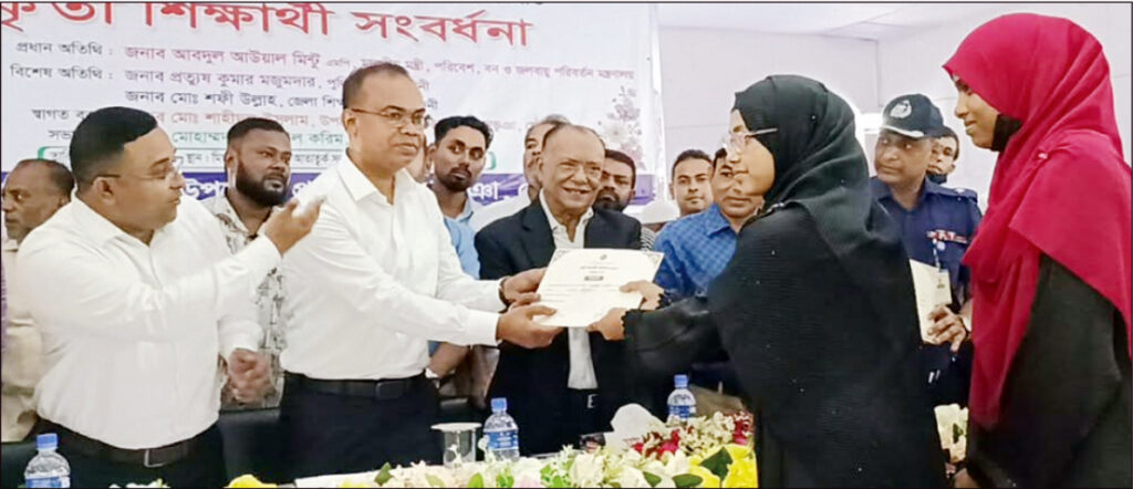 দাগনভূঞায় জিপিএ ৫ প্রাপ্ত ১৬০কৃতী শিক্ষার্থীকে সংবর্ধনা শিক্ষার্থীরা যেন প্রযুক্তির ভালো দিকটা কাজে লাগায় -পরিবেশ মন্ত্রী