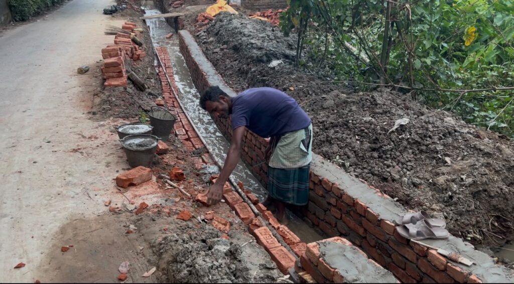 ফতেহপুরে ড্রেন নির্মাণকাজে নিম্নমানের নির্মাণ সামগ্রী ব্যবহারের অভিযোগ