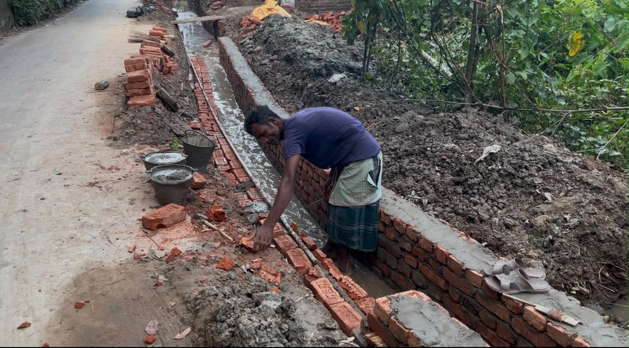 ফতেহপুরে ড্রেন নির্মাণকাজে নিম্নমানের নির্মাণ সামগ্রী ব্যবহারের অভিযোগ