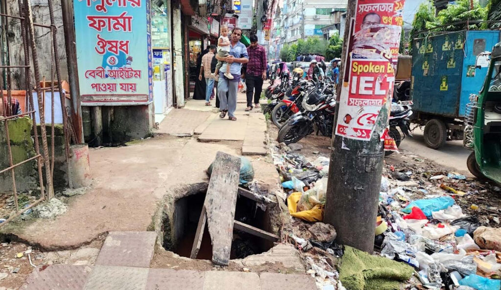ফেনী পৌর এলাকার সড়কের ফুটপাত মরণ ফাঁদ ভাঙা স্ল্যাবে চলাচলে পথচারীদের চরম ভোগান্তি