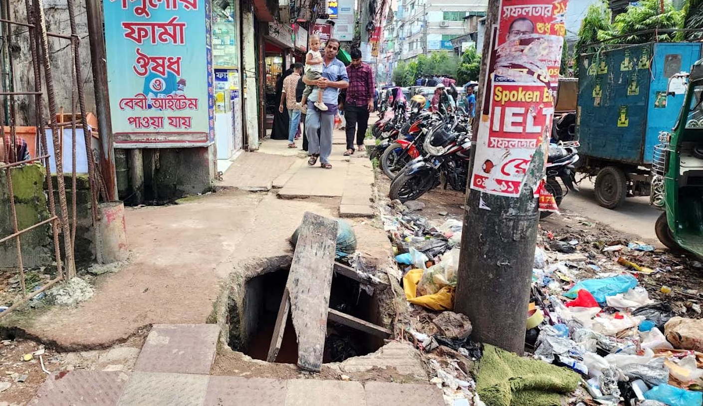 ফেনী পৌর এলাকার সড়কের ফুটপাত মরণ ফাঁদ ভাঙা স্ল্যাবে চলাচলে পথচারীদের চরম ভোগান্তি