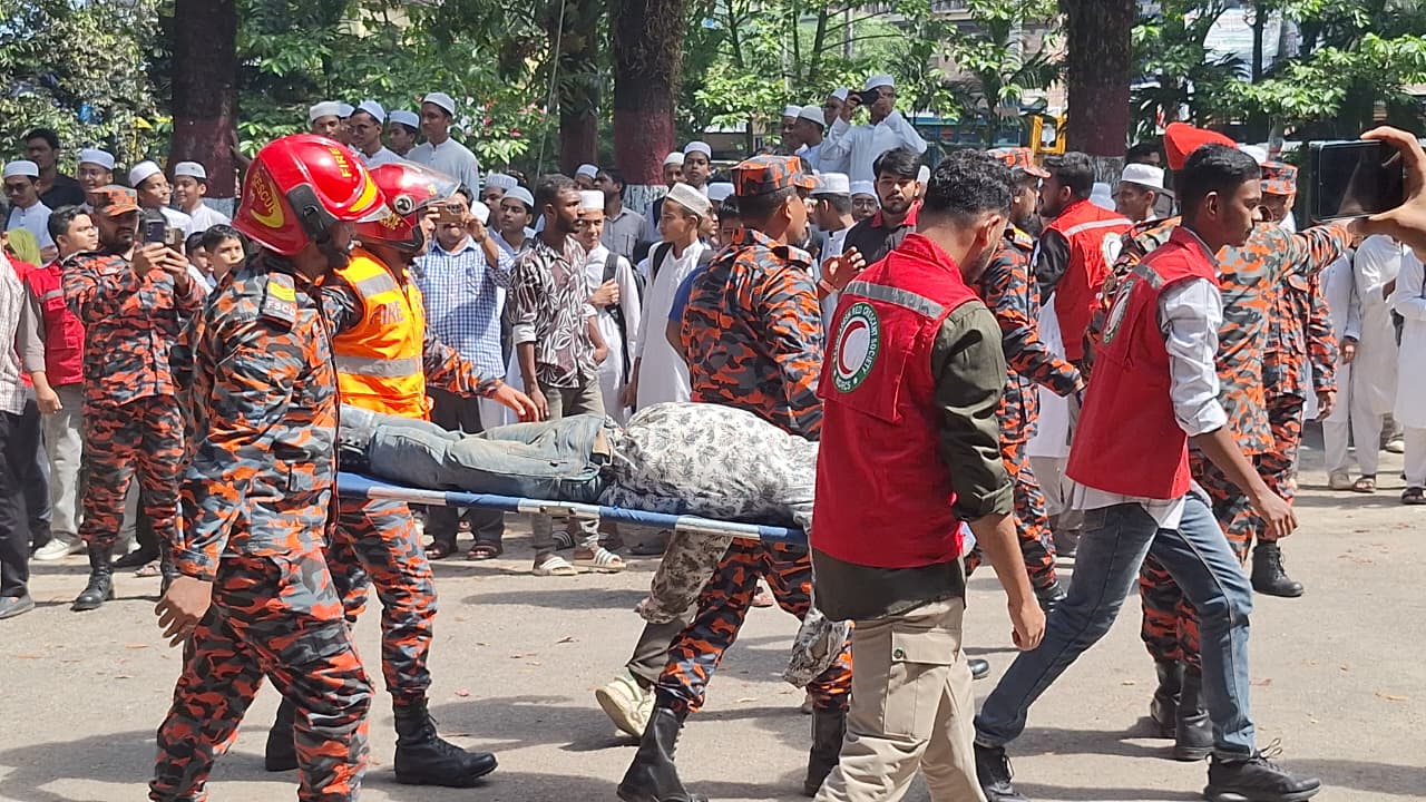 দুর্যোগ প্রশমন দিবসে ফেনীতে ফায়ার সার্ভিসের মহড়া