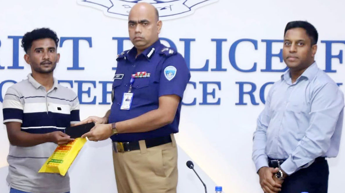ফেনীতে হারিয়ে যাওয়া ৫০টি মোবাইল ফোন উদ্ধার করে হস্তান্তর করেন পুলিশ